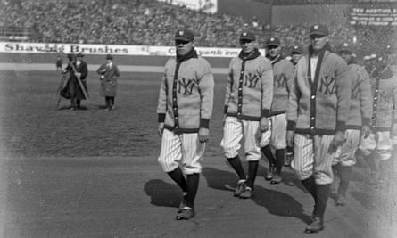 Babe Ruth dan rekan satu timnya berjalan ke lapangan sebelum pertandingan pertama di Yankee Stadium