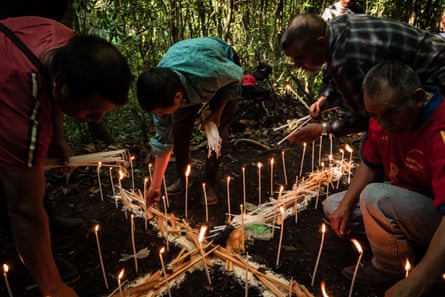 Chuj ve Q'anjob'al Ixquisis ve San Mateo bölgelerindeki yerli halklar, yerde haç şeklinde mum yakarak geleneksel bir tören gerçekleştiriyorlar 
