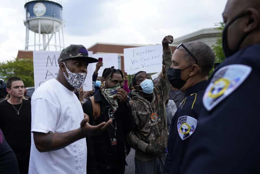 Los manifestantes hablan con el jefe de policía de Elizabeth City, Eddie M Buffaloe Jr, después de que Andrew Brown fuera baleado por un ayudante del alguacil del condado de Pasquotank el 21 de abril.