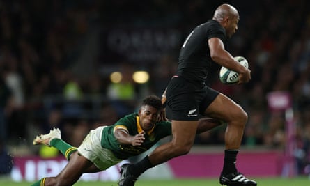 Canan Moodie attempts to tackle New Zealand’s Mark Telea.