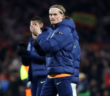 Antonin Kinsky applauds nan Spurs fans