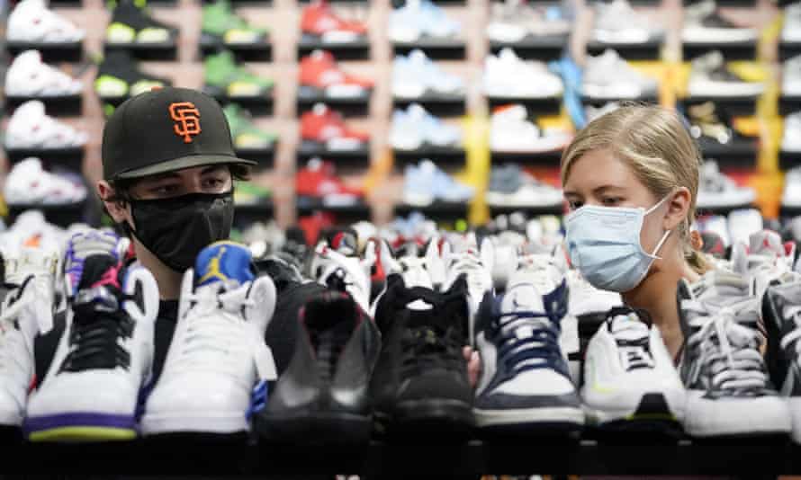 Οι αγοραστές φορούν μάσκες μέσα σε ένα κατάστημα στο Λος Άντζελες.