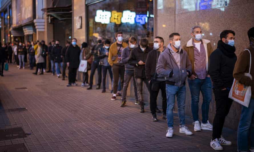 صف من الرجال الملثمين خارج المكان.