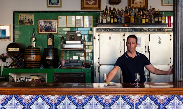 A barman at Casa Vizcaíno