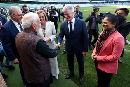 Steve Waugh shakes hands Narendra Modi at the MCG.