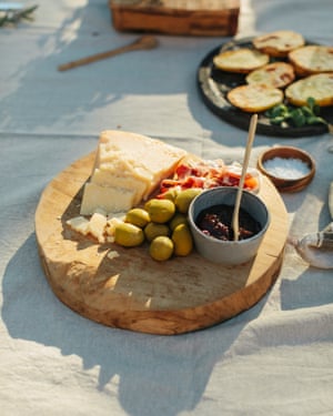 Versatile, handy and stress-free: why tailored holidays are again | Numerous Majorca 4 Cheese and olives on wooden board