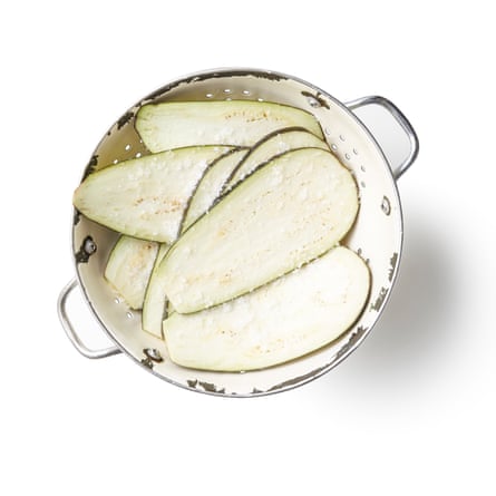 Cut the aubergines into long, thin slices, sprinkle with salt, then put in a colander and leave to sit while you make the sauce.