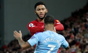 Joe Gomez del Liverpool se enfrenta con Raheem Sterling durante la victoria de su equipo sobre el Manchester City el domingo.