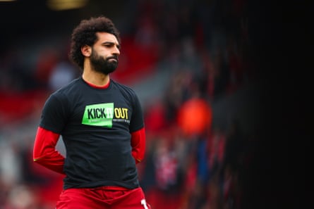 Mo Salah de Liverpool calienta con una camiseta Kick It Out antes del partido de la Premier League entre Liverpool y Tottenham en marzo