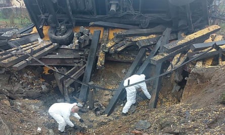 Los expertos forenses están investigando el sitio donde un misil golpeó una aldea en el sureste de Polonia y mató a dos personas.