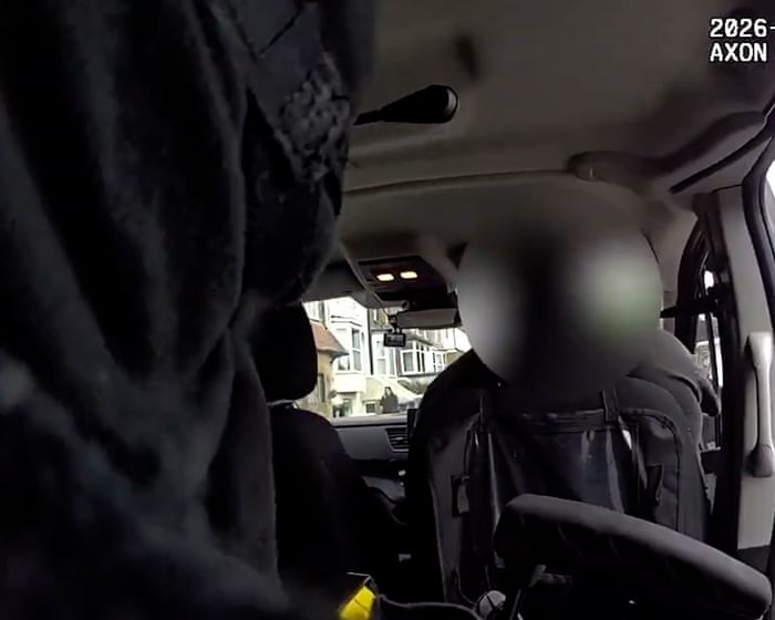 Moment van driver gives lift to armed police officer chasing suspect in Kent – video