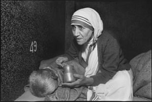 Mother Teresa at the home for the dying, Mother Teresa’s Missions of Charity, Calcutta, India, 1980