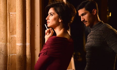 A ridiculous kind of heroism … Penélope Cruz and Chino Darín in The Queen of Spain (2016).