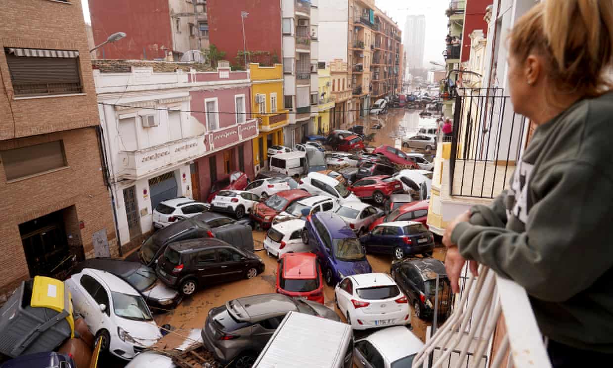 Spain flash floods: dozens of people killed as Spanish prime minister says ‘devastating episode’ is not over (theguardian.com)