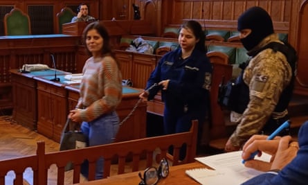 Ilaria Salis in chains in Budapest court.