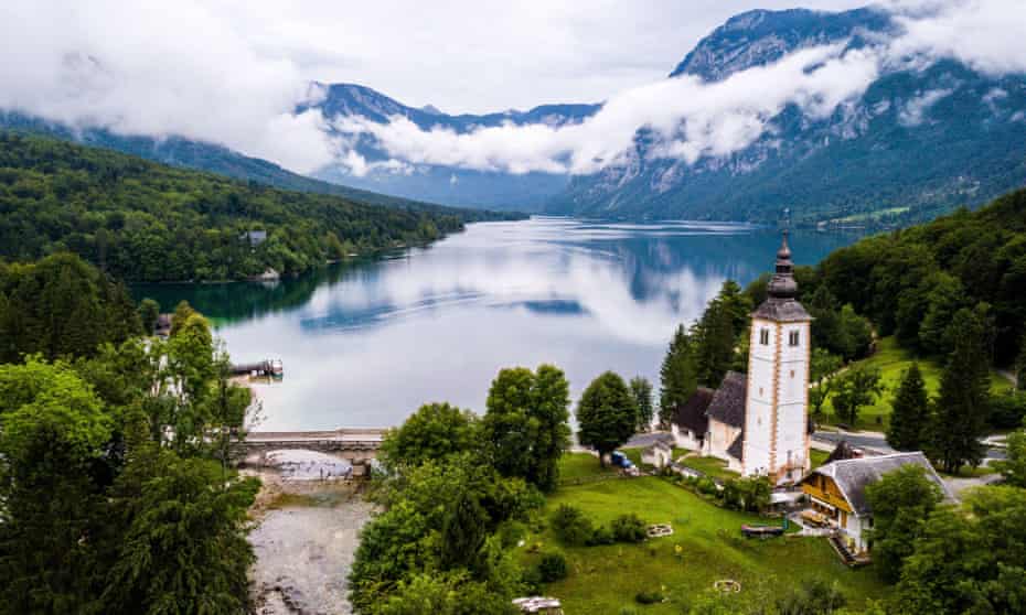 Iglesia de San Juan Bautista, cerca del pueblo de Ribčev Laz, a orillas del lago Bohinj, Eslovenia.