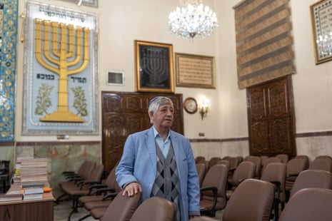 एक यहूदी व्यक्ति एक आराधनालय के अंदर खड़ा है।