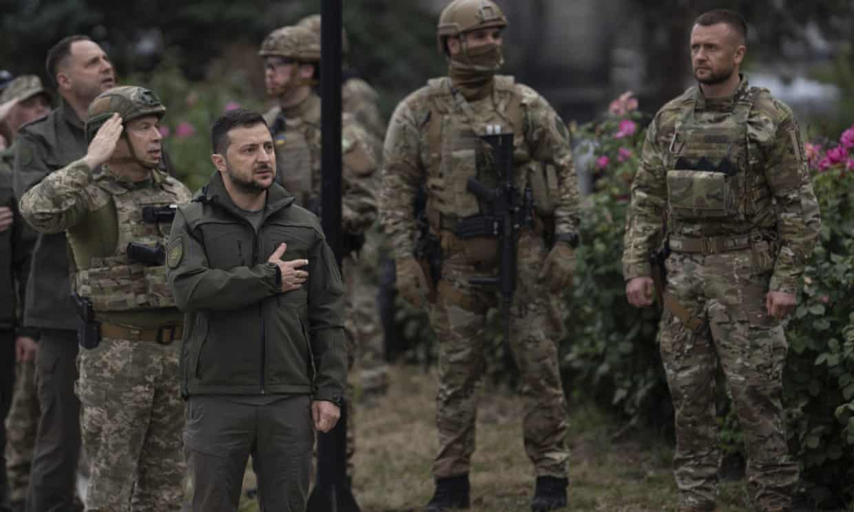 Zelenskiy makes surprise visit to recaptured Izium after Ukraine routs invading force from Russia (theguardian.com)