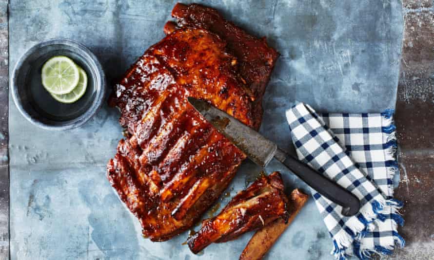 Still life with BBQ spare ribs and kitchen knife, overhead viewGettyImages-1129091737