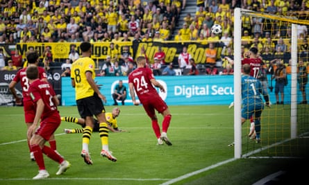 Donyell Malen gives Borussia Dortmund the lead.