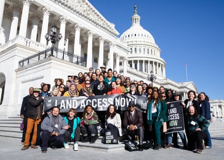 گروهی از مردم با تابلویی که می‌گوید «اکنون دسترسی به زمین» در کنگره ایالات متحده وجود دارد.