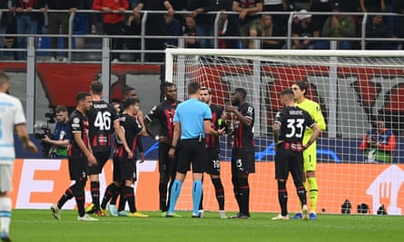 Milan proteste après le carton rouge de Fikayo Tomori en première mi-temps
