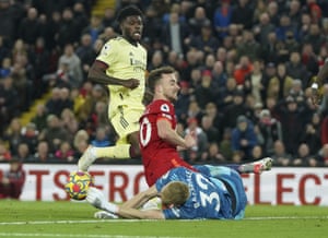 Liverpool’s Diogo Jota and Arsenal’s goalkeeper Aaron Ramsdale go for the ball.