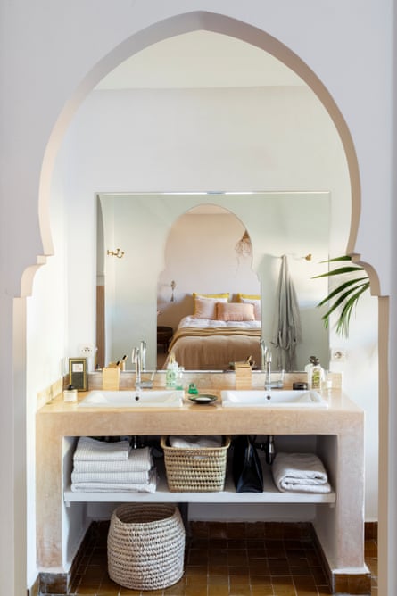 Natural colours and textures in one of the en suite bathrooms.