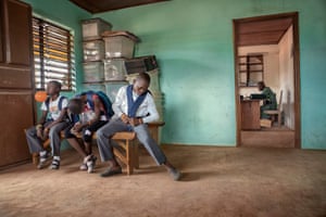 Lavande, Marron and Creme wait in Sedje Denou