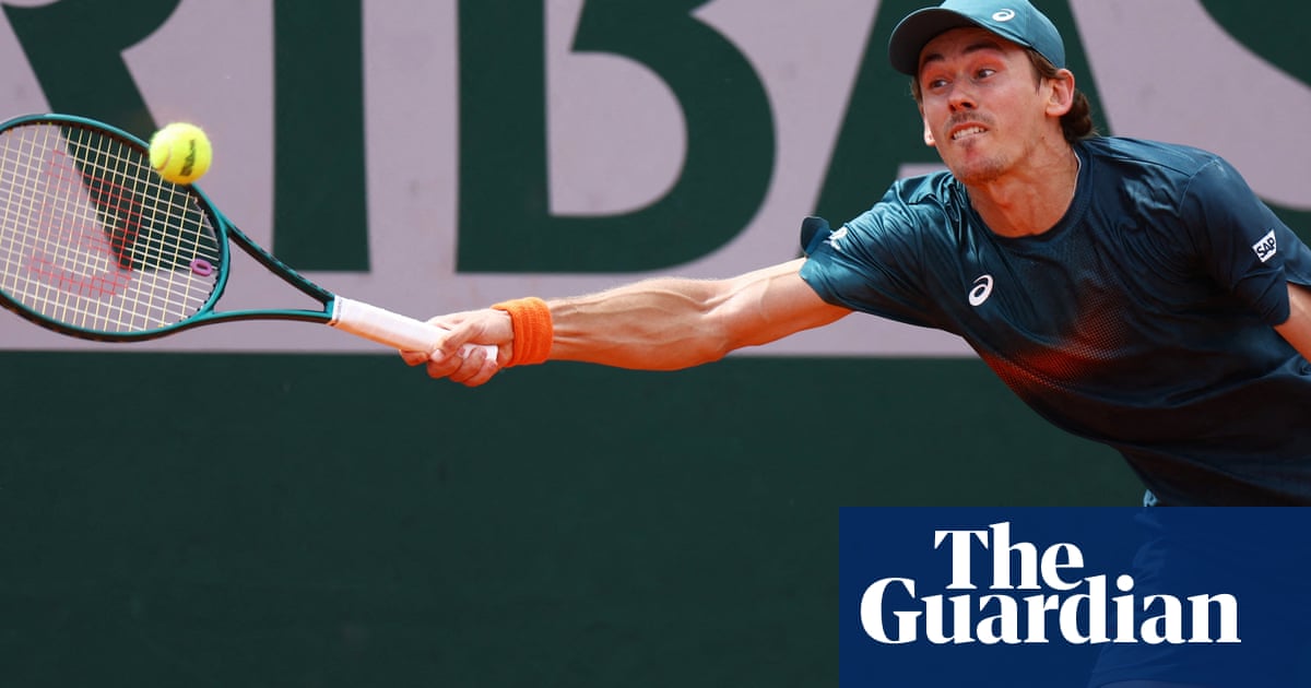 De Minaur Advances at Roland Garros Despite Foot Injury