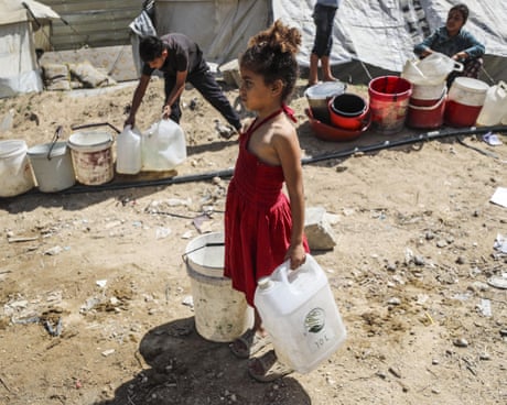 Israel-Gaza war live: Israel ‘very close’ to committing war crimes, says former PM as UN warns aid still being blocked