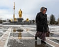 Женщина проходит мимо золотой статуи первого президента Туркменистана Сапармурата Ниязова в столице Ашхабад. Фотограф: Валерий Шарифулин / ТАСС
