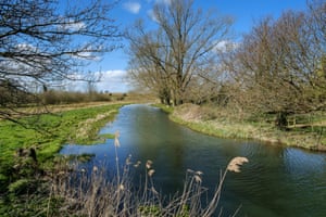 缓缓流淌的布鲁河(River Bure)蜿蜒穿过诺福克北部的部分路线前往诺福克湖区