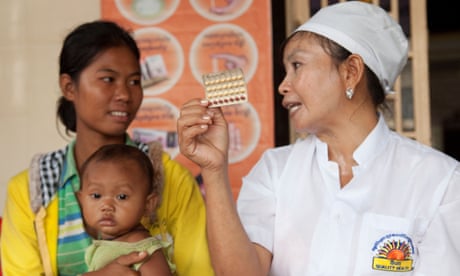Las mujeres hablan sobre el control de la natalidad en una clínica de salud reproductiva en Kampong Cham, Camboya.