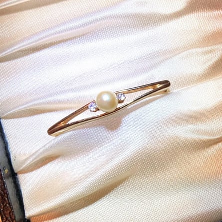 Gold bar pin with pearl in centre