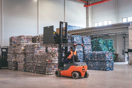 لیفتراک کنار دستههای زباله جمعآوریشده