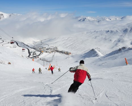 A broad view from the ski slope on to the popular Pas de la Casa skiing resort in the Pyrenees, Andorra (Spain). Image shot 2008. Exact date unknown.<br>NB. This is about 17km away from where writer stayed. AX51HX A broad view from the ski slope on to the popular Pas de la Casa skiing resort in the Pyrenees, Andorra (Spain). Image shot 2008. Exact date unknown.