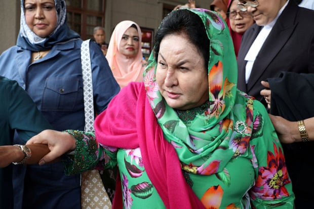 马来西亚被判入狱的前总理的妻子因贿赂被判处 10 年监禁-卫报