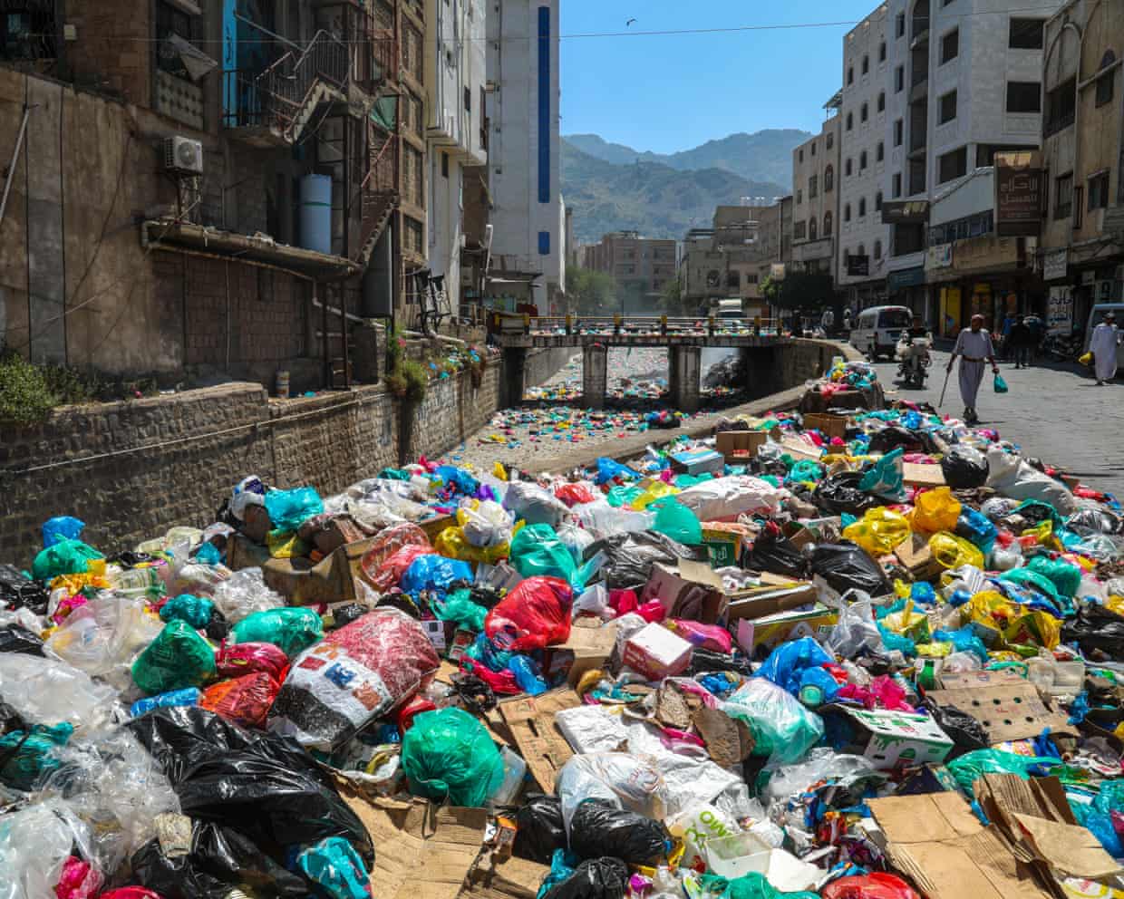 A huge pile of rubbish bags fills a street in Taiz