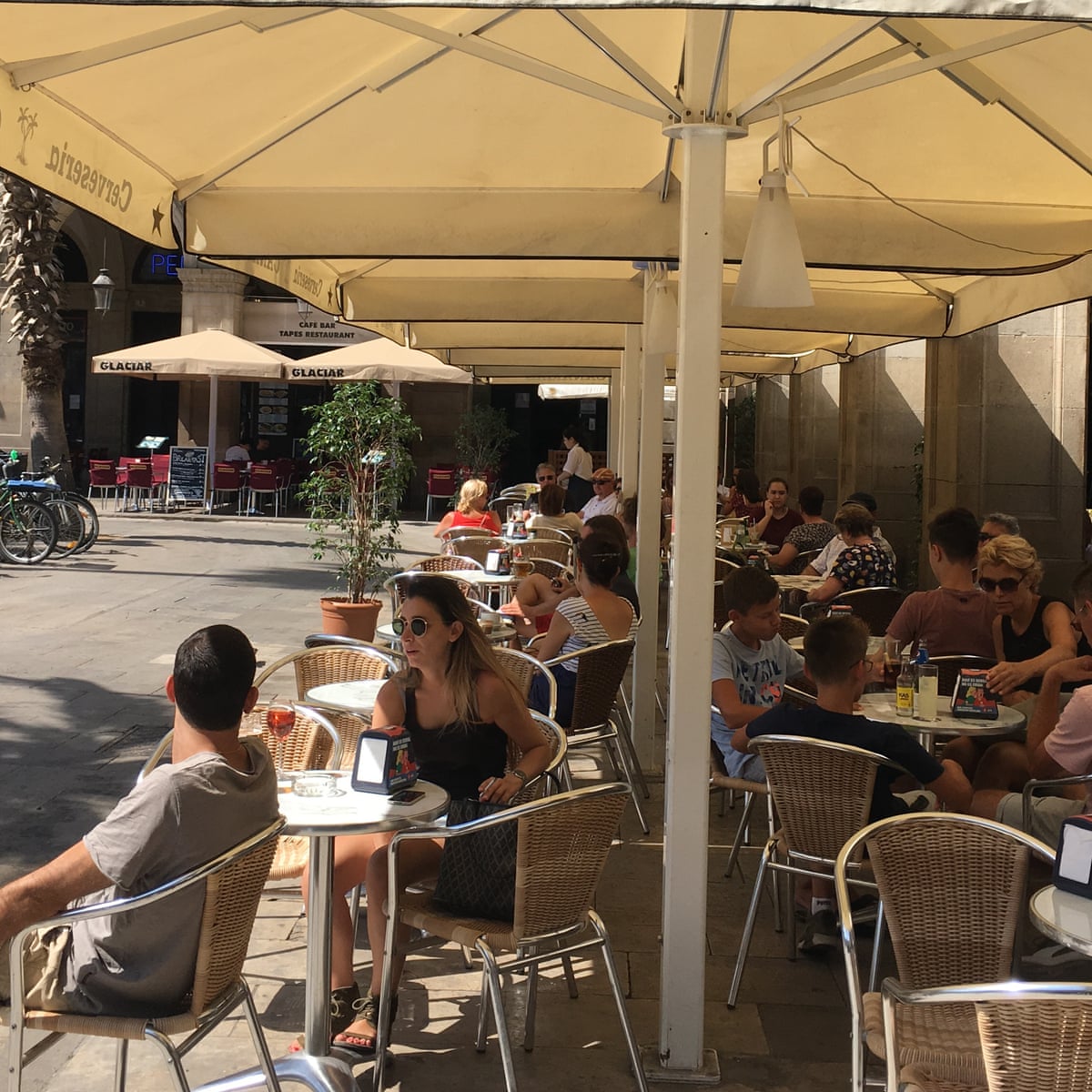 Outdoor smoking ban escalates war over Barcelona's restaurant terraces |  Cities | The Guardian