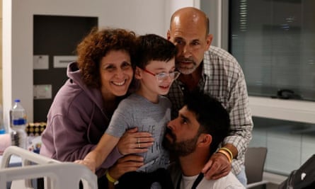 Ohad Monder z członkami rodziny w Schneider Children's Medical Center w Izraelu.