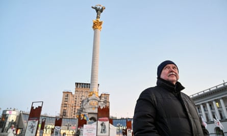 أندريه كوركوف في الصورة أمام أفق المدينة