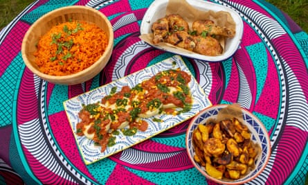 Les plats de verrouillage de Jimi à base de riz jollof, poulet rôti, igname cuite à la vapeur avec ragoût de corned-beef, plantain frit.