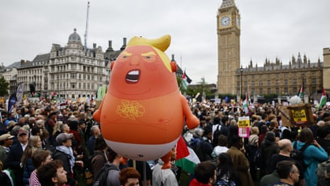 Mijëra demonstrues protestojnë kundër vizitës shtetërore të Trump – video