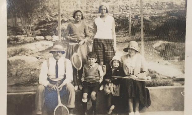 Ransome with four of the five Altounyan children and their mother, Dora. Date unknown.