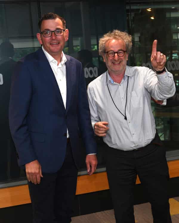 Jon Faine avec le premier ministre victorien Daniel Andrews au studio ABC à Melbourne en 2018