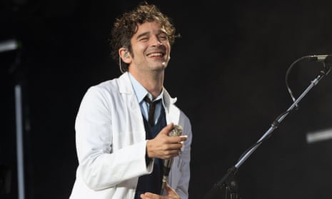 1975 年,马来西亚音乐节因 Matty Healy 在舞台上与同性恋者接吻而起诉 The 1975 – 卫报 1975 年,马来西亚音乐节因 Matty Healy 在舞台上与同性恋者接吻而起诉 The 1975 – 卫报
