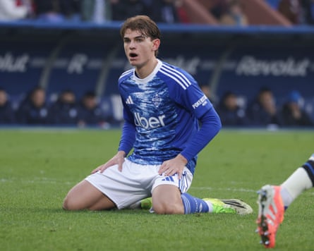 Nico Paz missed a penalty for Como but was defended by Cesc Fàbregas.