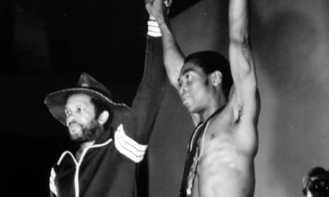 Roy Ayers on stage with Fela Kuti. (Photo by Afro American Newspapers/Gado/Getty Images)