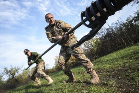 Ukrainian soldiers clean the muzzle of a howitzer D-30 near Siversk.